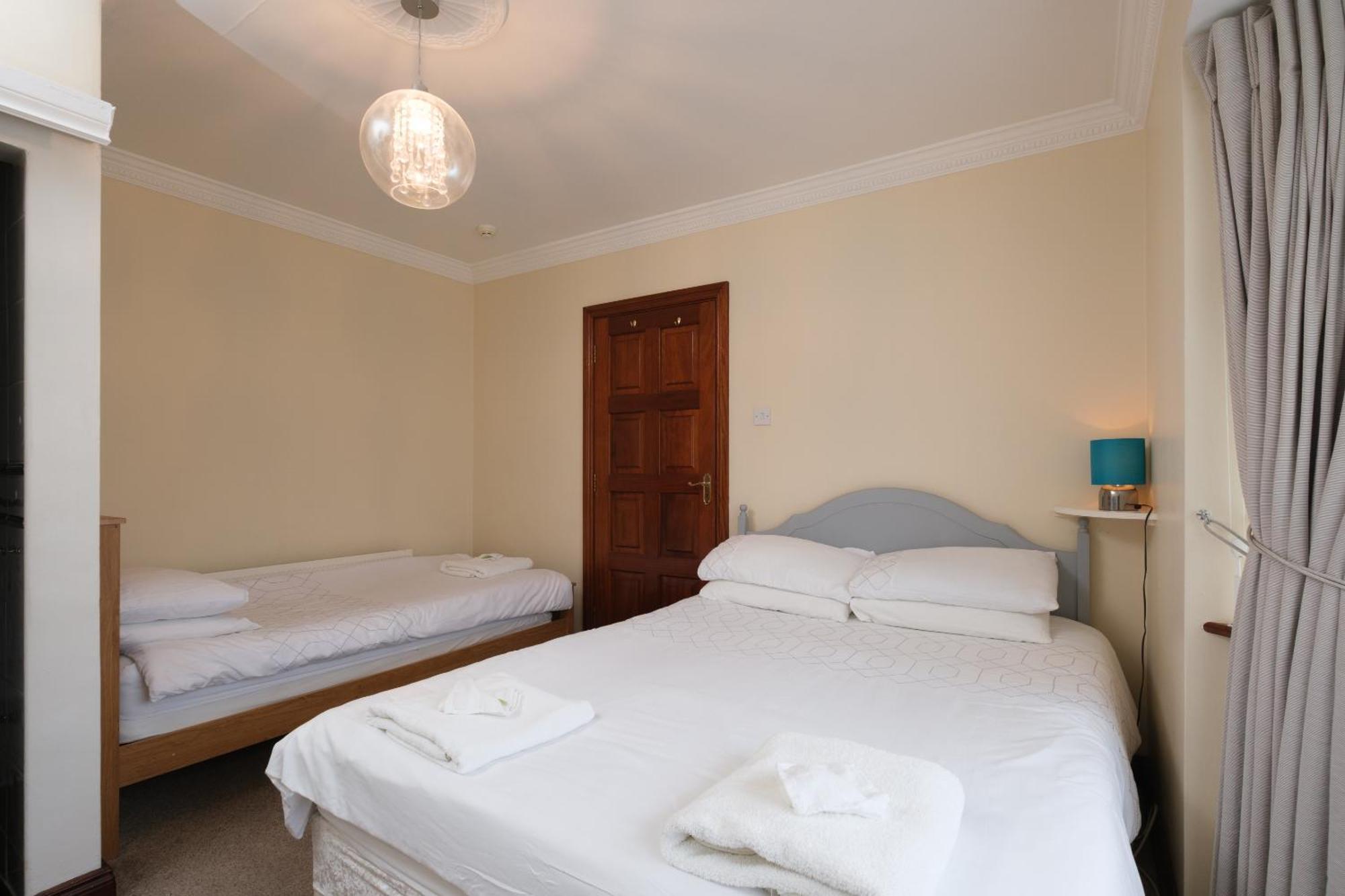 Four Seasons B&B Galway Ngoại thất bức ảnh